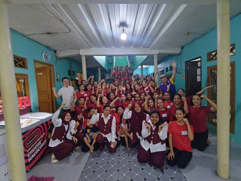  佳洋訪視國外訓練所外勞訓練情形，並親自挑工！ 